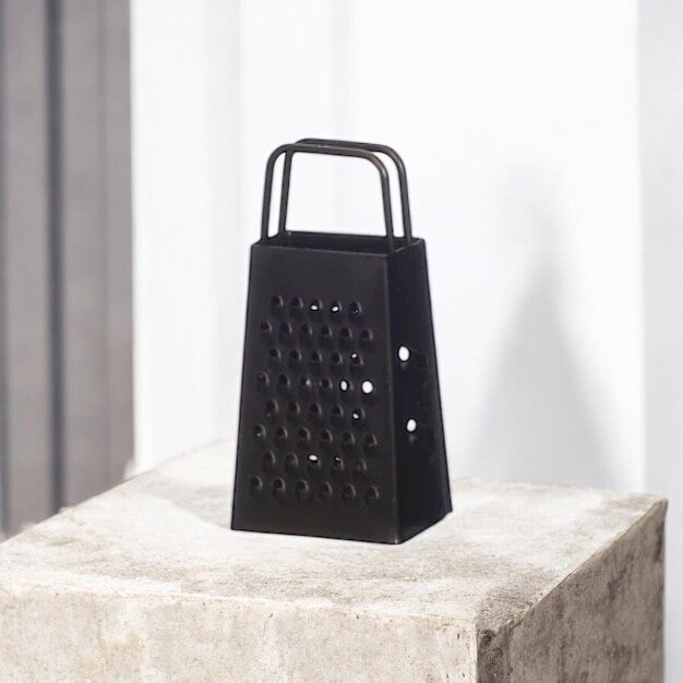 Zwart kleurige rasp voor amberblokjes