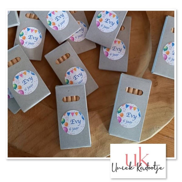 Kleurpotloodjes in een doosje