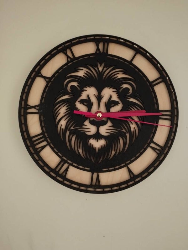 Horloge lion en contreplaqué de bouleau