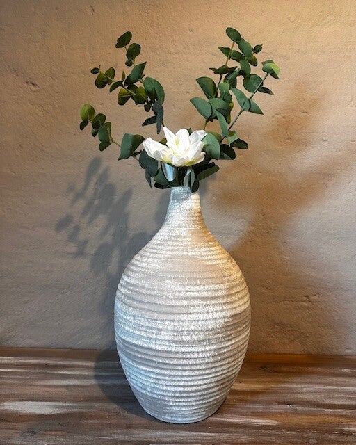 Nivi Vase