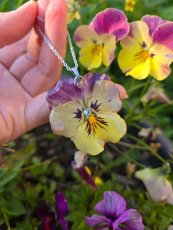 Pendentif Pensée sur chaine
