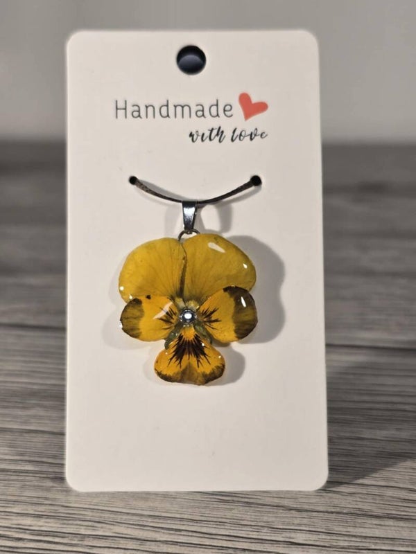 Pendentif pensée jaune