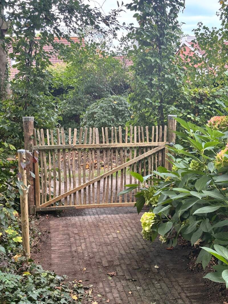 Houten tuinhek van kastanjehout in tuin