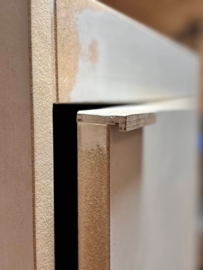 Detail handgreep kast in aanbouw