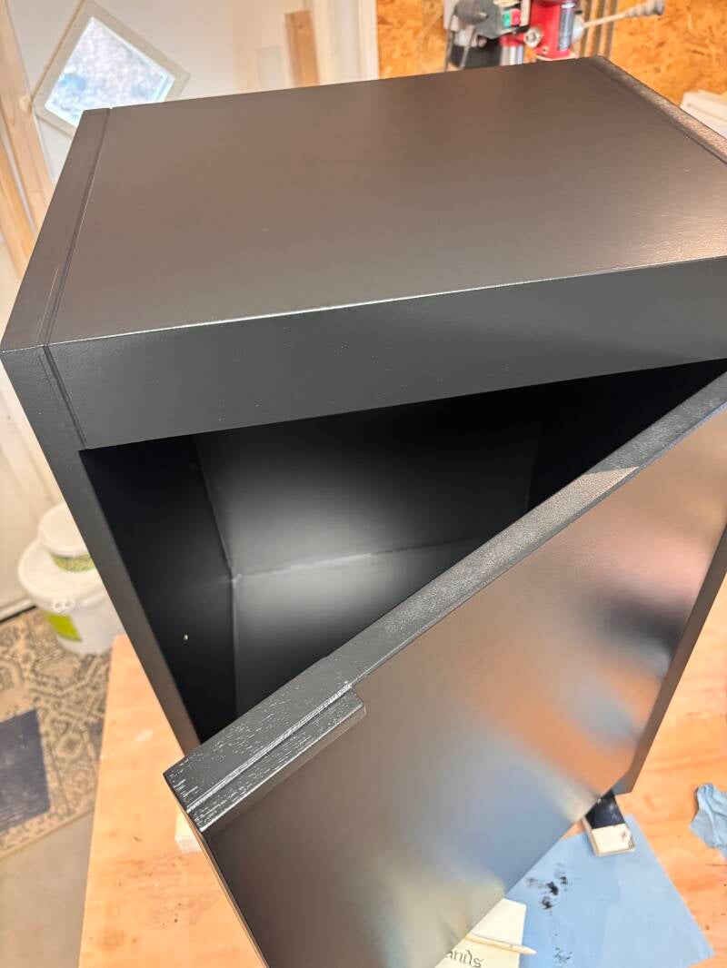 zwarte kast voor audio apperatuur, lijkt op Pastoe meubel