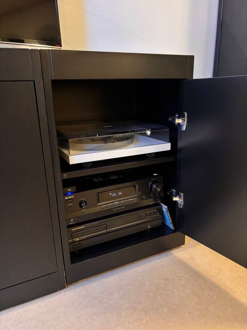 zwarte kast voor audio apperatuur, lijkt op Pastoe meubel