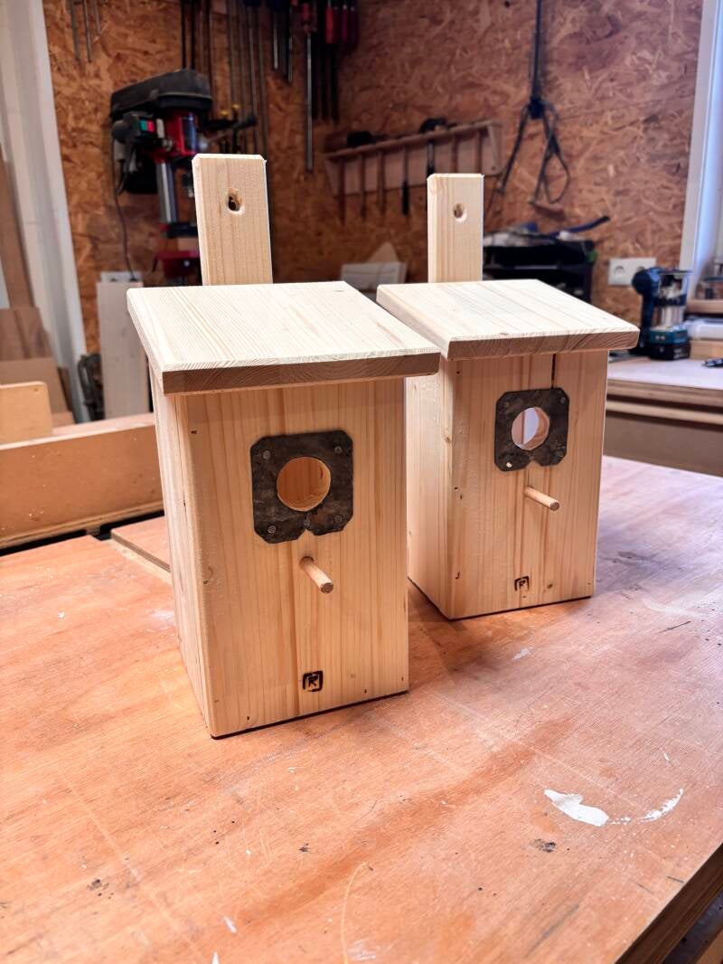 Twee nestkastjes voor koolmezen