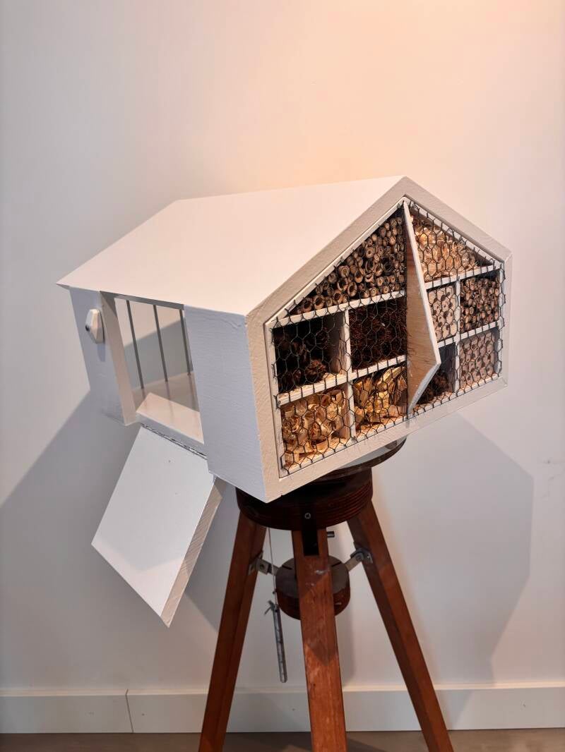 wit voederhuis voor vogels met insectenhotel