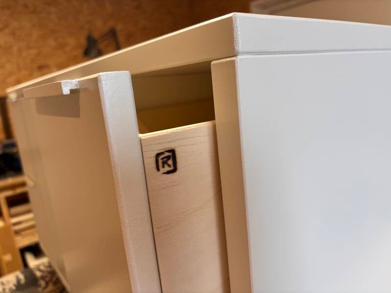 Houten kast met lades voor cd'sr cd