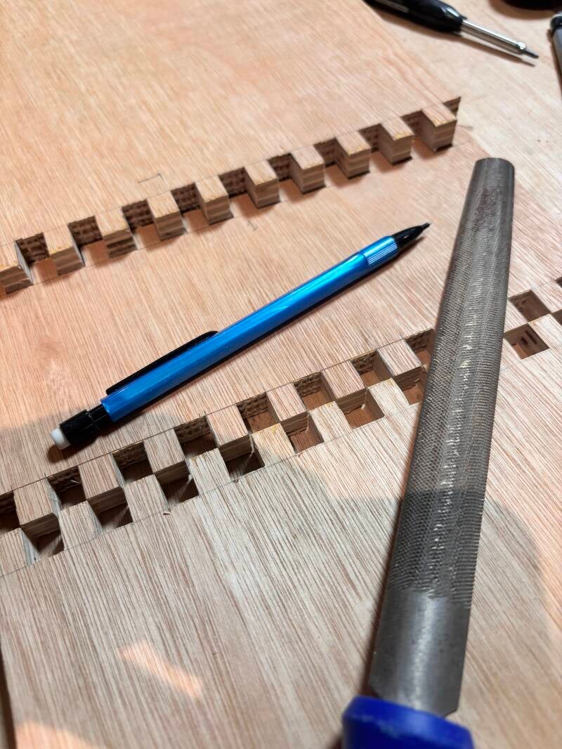 Detail van houtverbinding voor wastafelmeubel