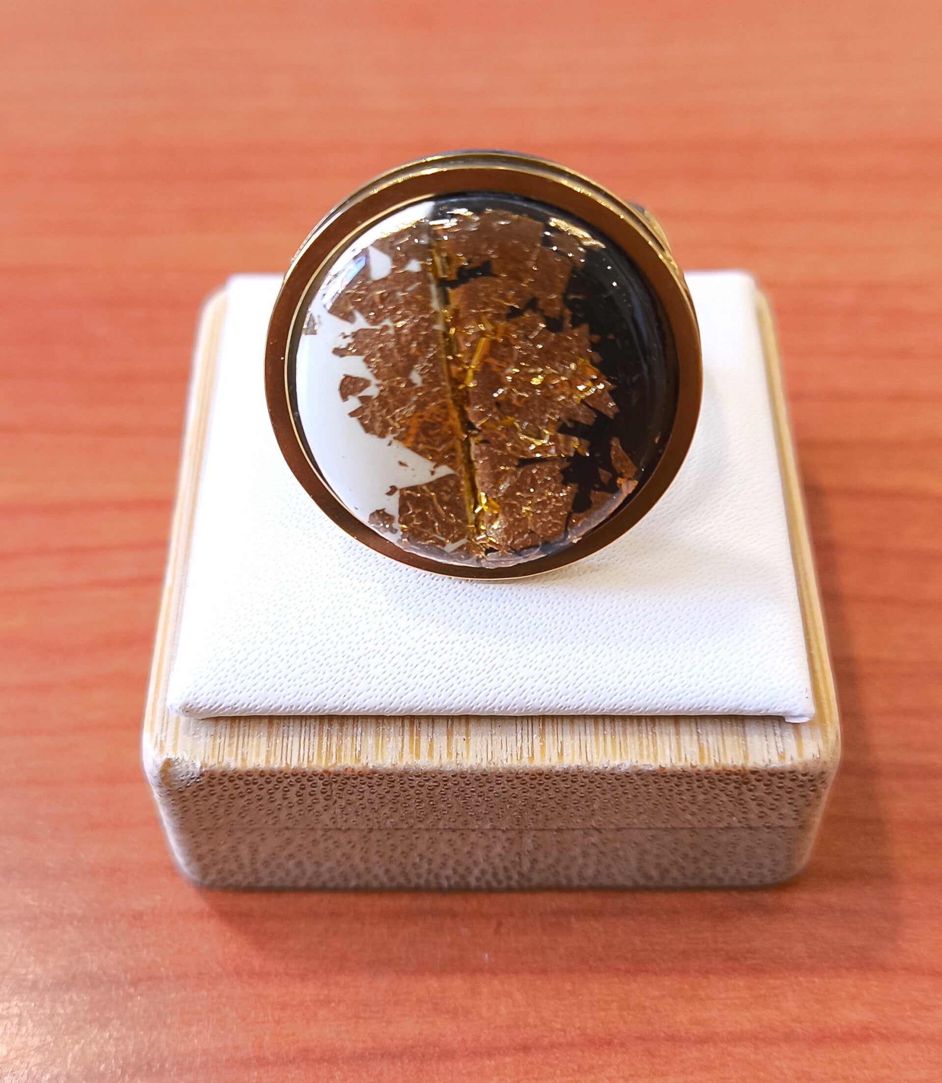 Ring wit -zwart met bladgoud