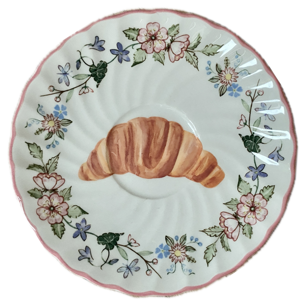 Croissant op schotel met bloementjes