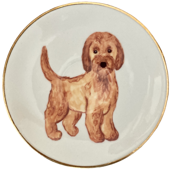 Labradoodle op schotel met gouden rand