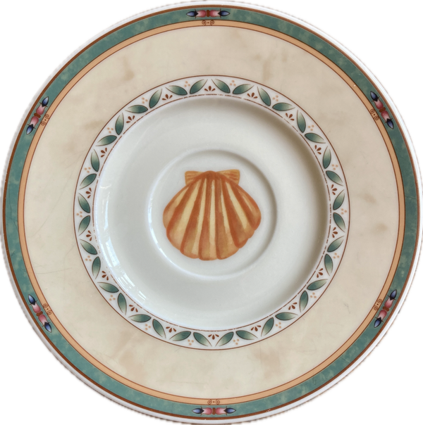 Schelp op bordje met decoratieve rand