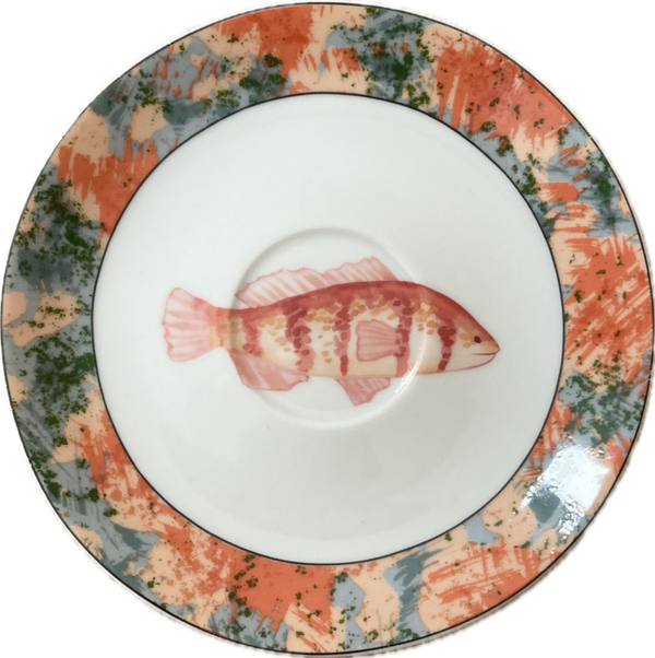 Vis op schotel met decoratieve rand