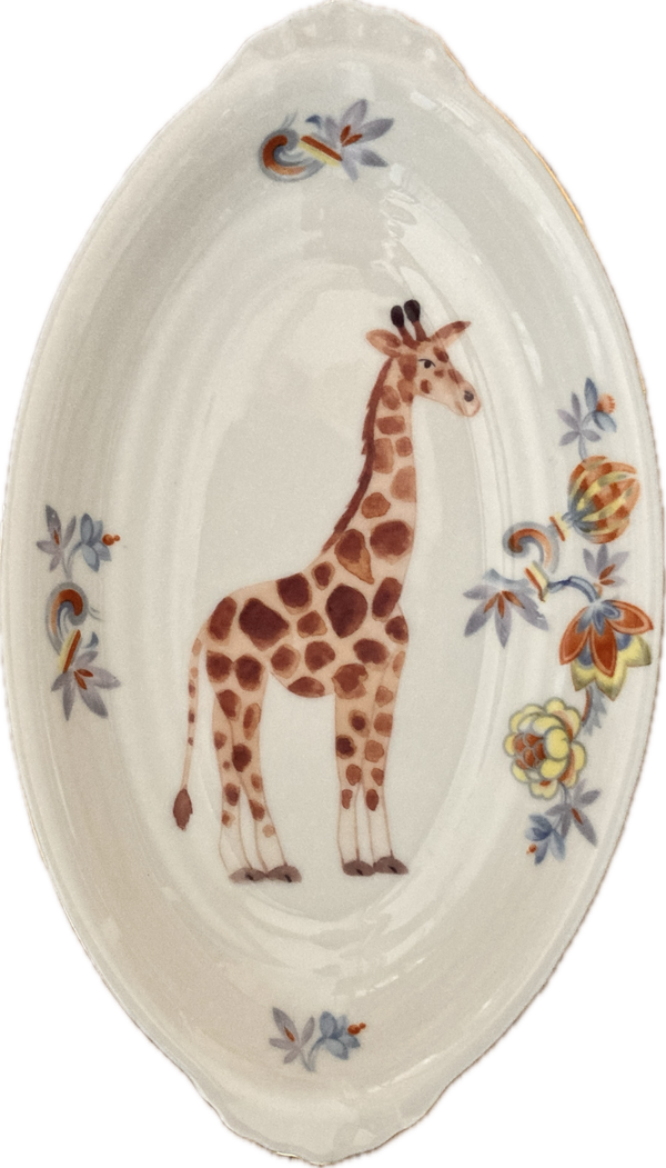 Giraffe op ovaal bord met bloemen en gouden rand