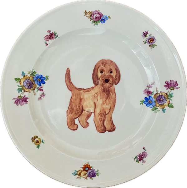 Labradoodle op bord met bloemen