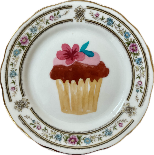 Cupcake op schotel met bloemen en gouden rand