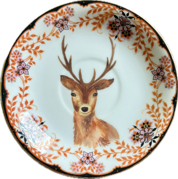 Hertje op schotel met decoratieve rand