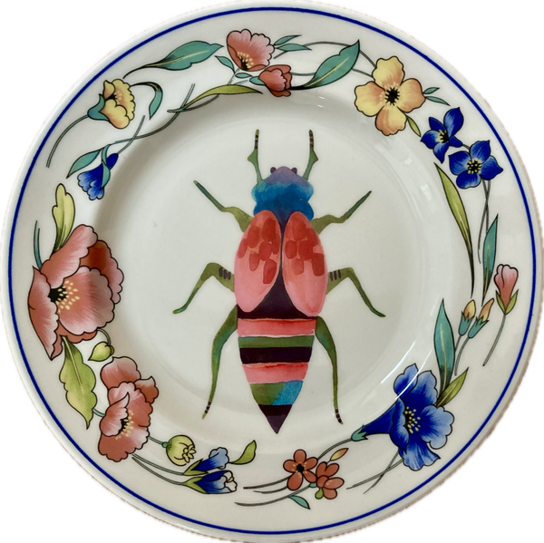 Kever op bord met bloemen rand