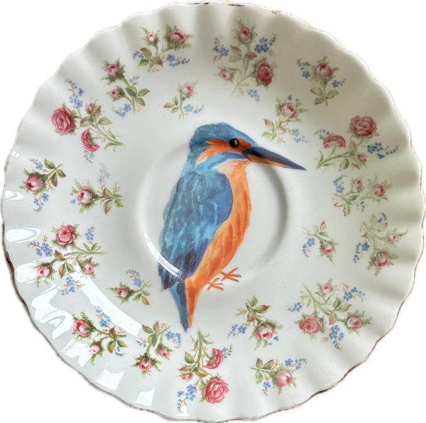 IJsvogel op schotel met bloemen