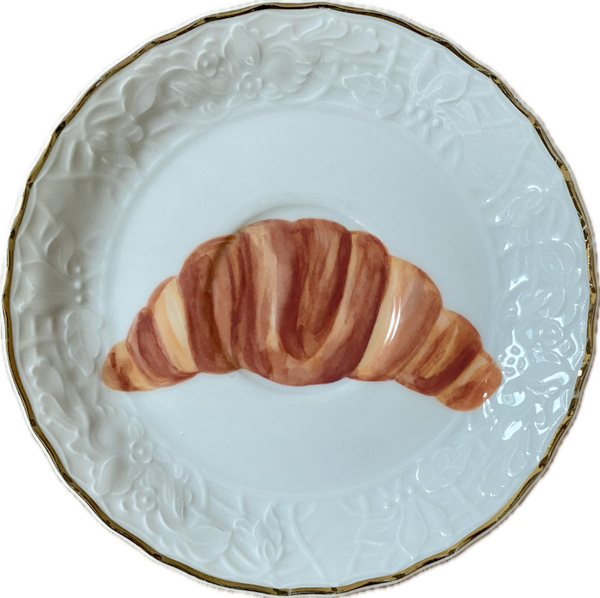 Croissant op schotel met gouden rand