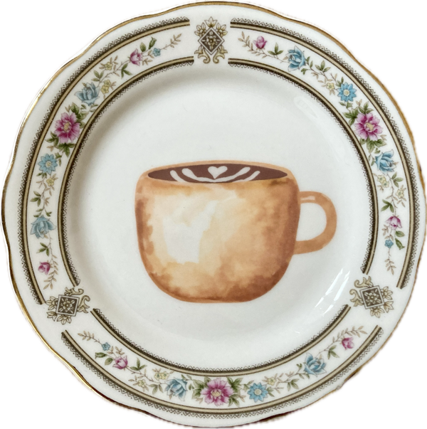 Koffie op bordje met decoratieve rand