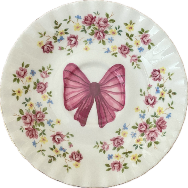 Strik op schotel met bloemetjes rand