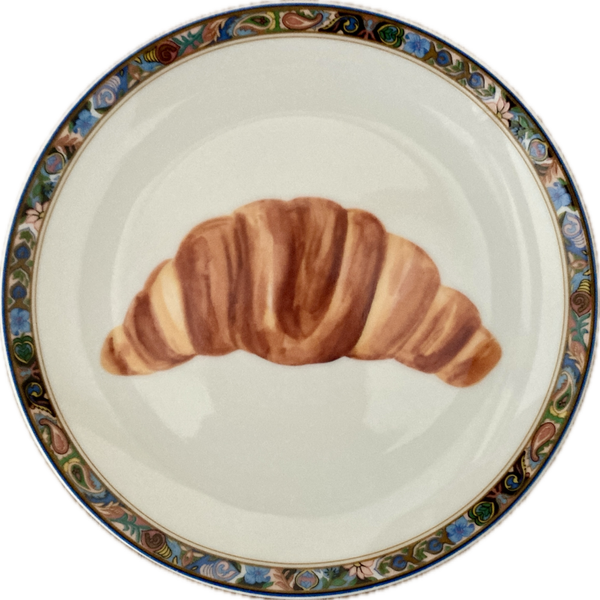 Croissant op bordje met kleurrijke rand