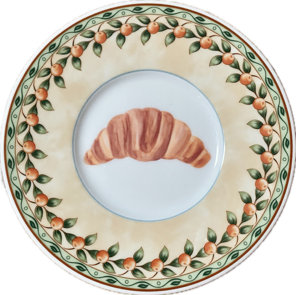 Croissantje op schotel met besjes