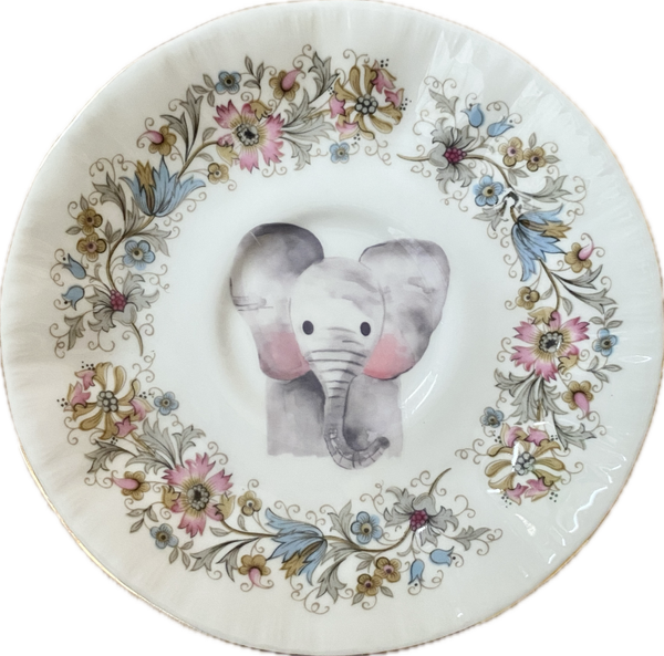 Olifantje op schotel met bloementjes