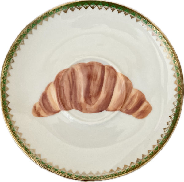 Croissant op schotel met groene en gouden rand