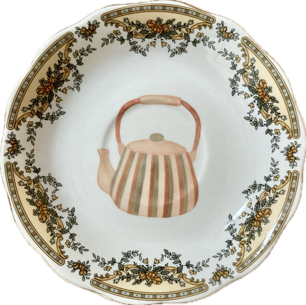 Theepot op schotel met decoratieve rand