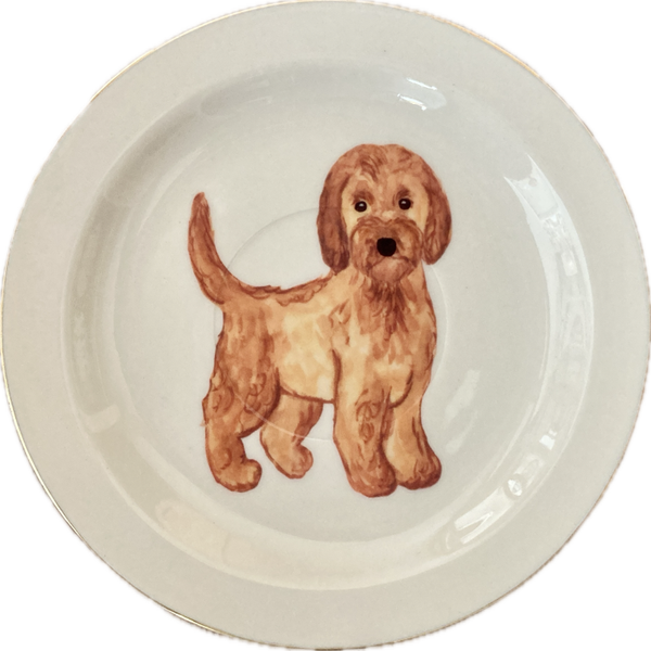 Labradoodle op schotel met gouden rand