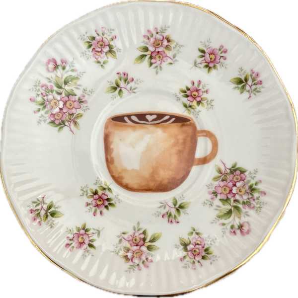 Koffie op schotel met gouden rand en bloemen