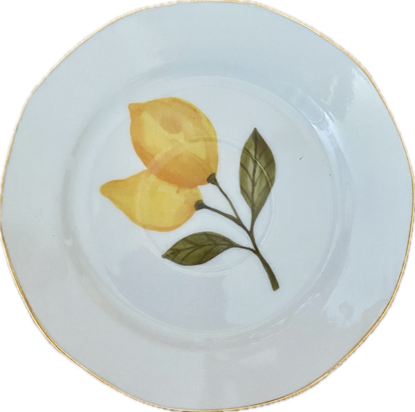 Citroen op schotel met gouden rand