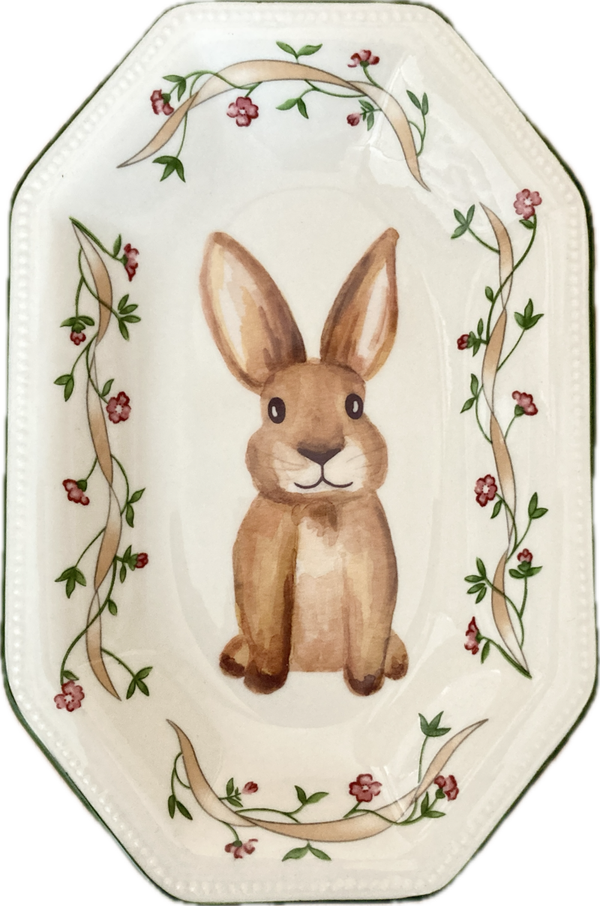 Konijn op hoekig langwerpig bordje met bloemen