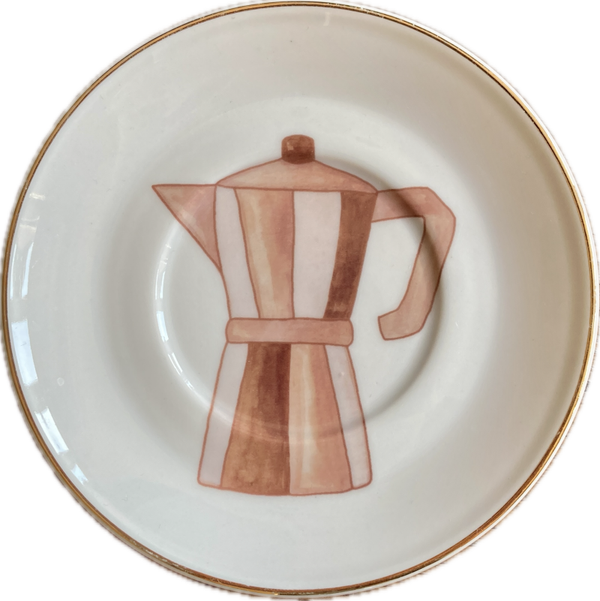 Moka pot op schotel met gouden rand