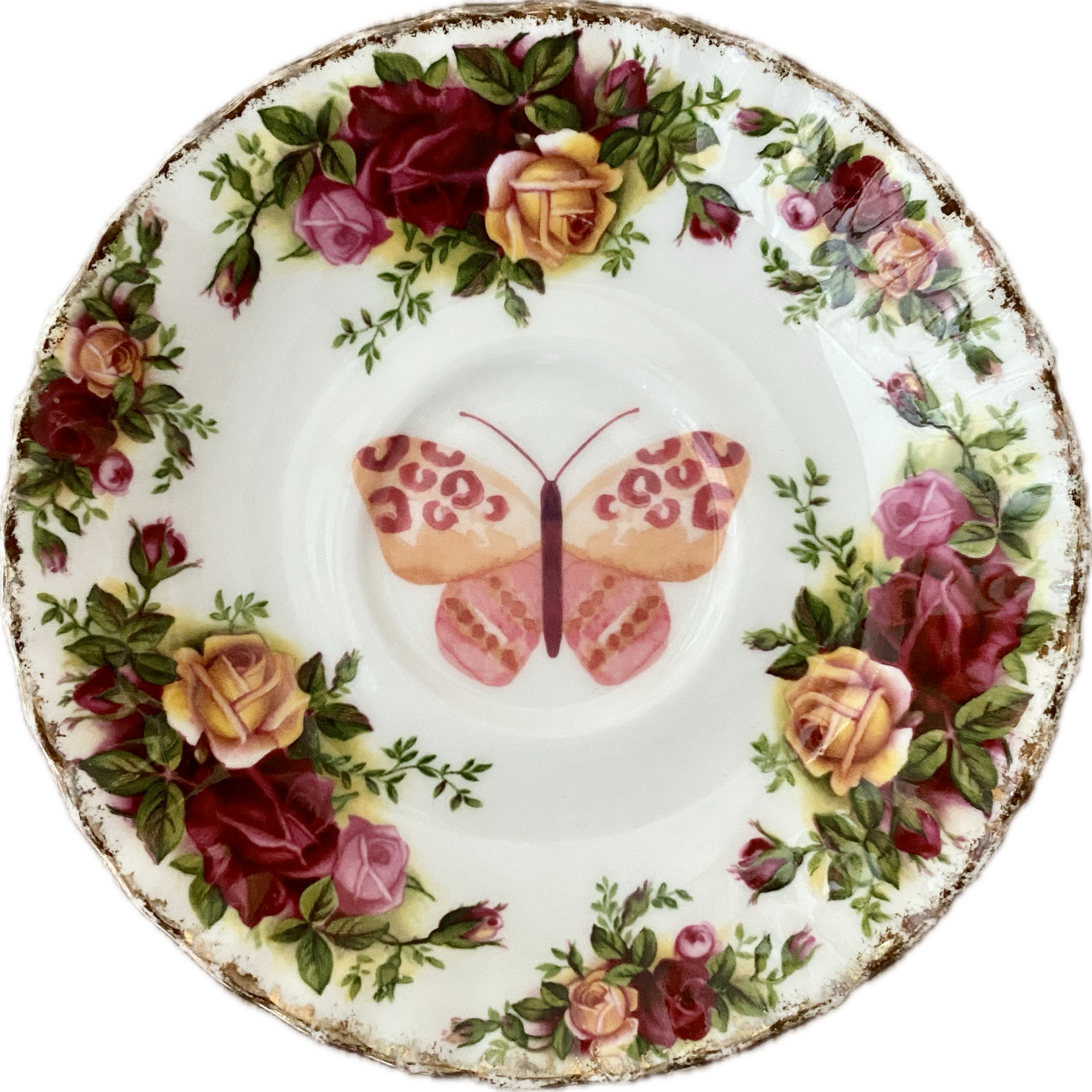 Vlinder op schotel met bloemen