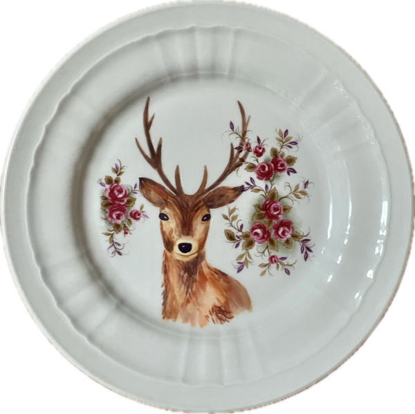 Hert op bordje met bloemen