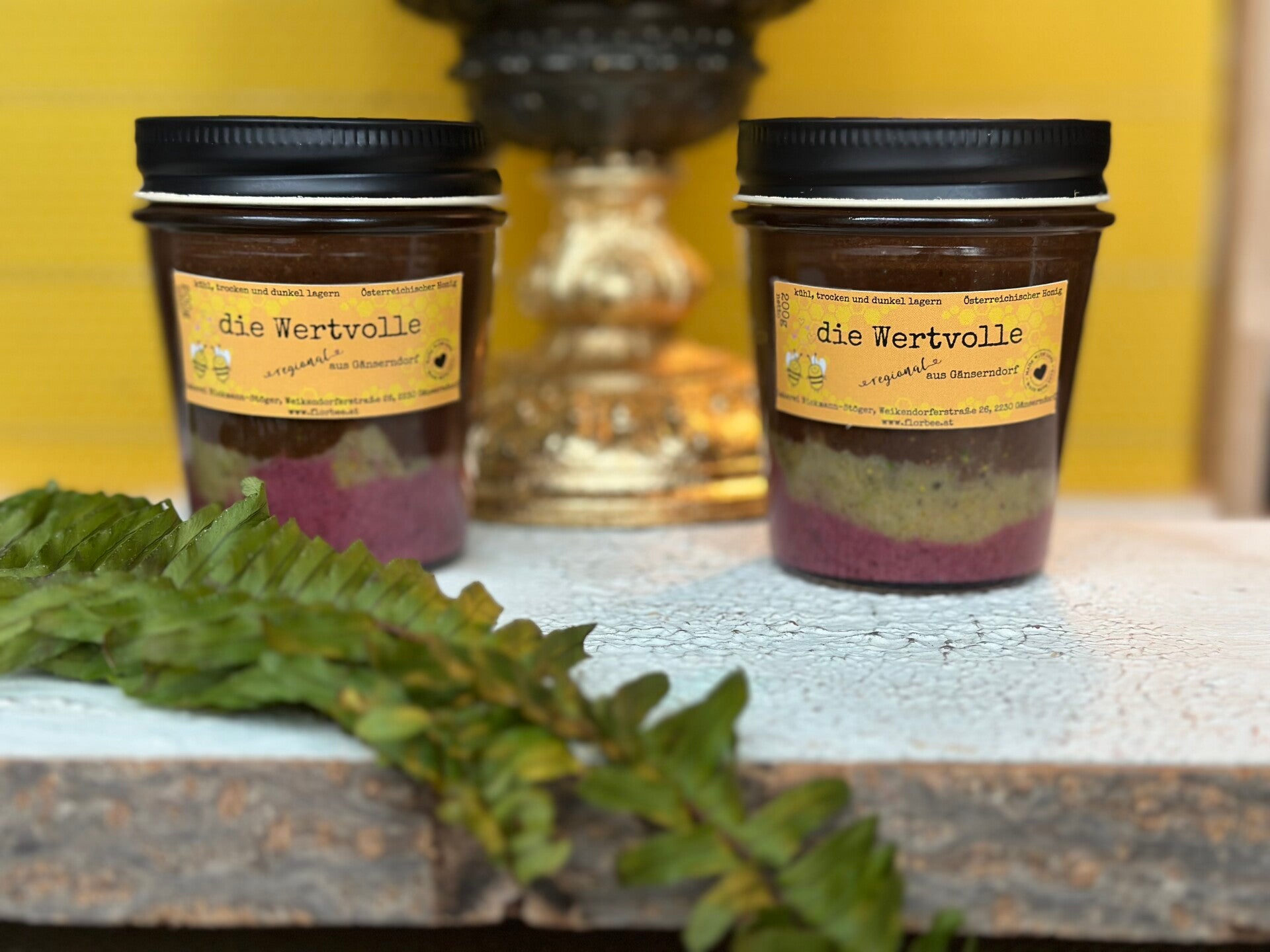 die Wertvolle  (Cremehonig mit Ribisl-Pistazie-Engelshaar-Schoko)