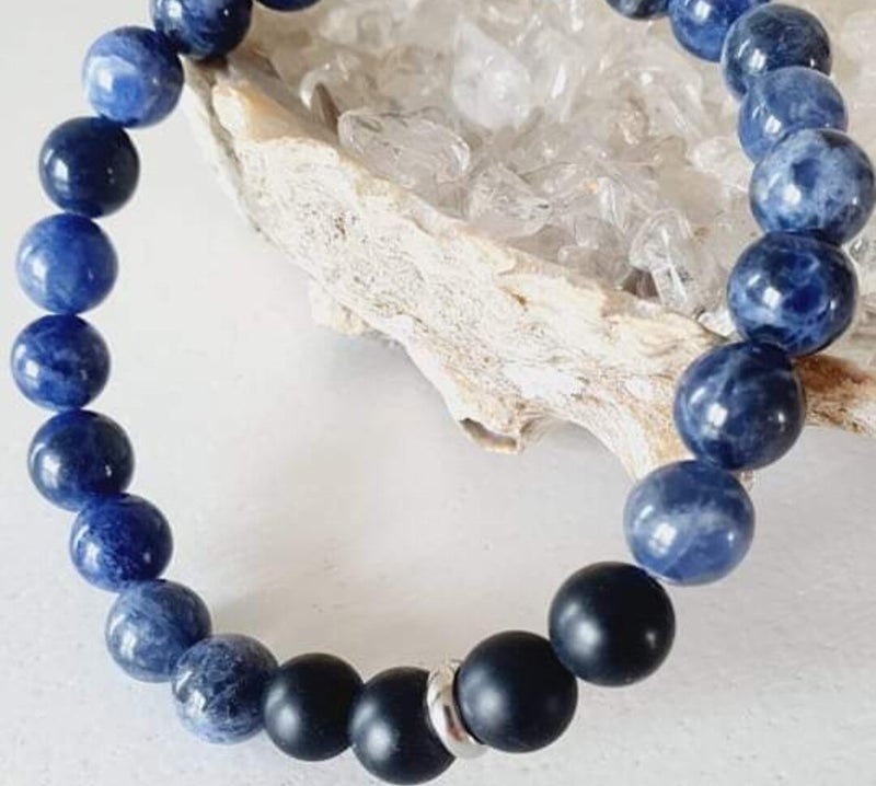 edelsteen armband van blauwe sodaliet en zwarte Onyx op een abalone schelp met Bergkristal
