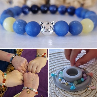 close up van kinder edelsteen armband met lepidoliet en aventurijn en poezenhoofd kraal en 4 polsen bij elkaar met een zelfgemaakte armband