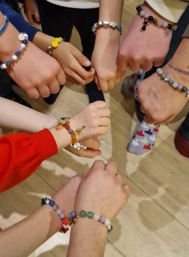 Kinderworkshop edelsteen armband maken kinderfeestje bij Dees Sea Atelier Den Haag