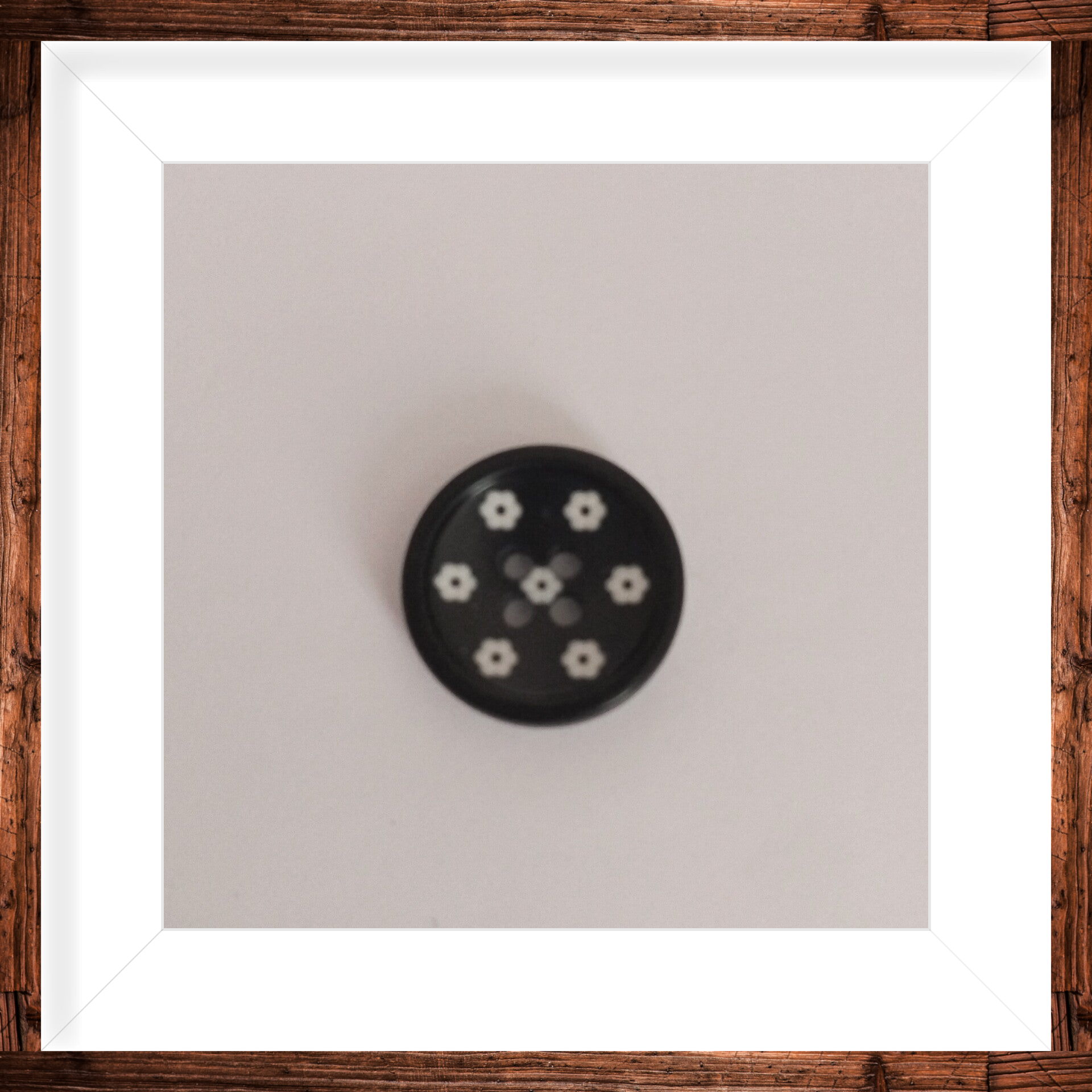 Bouton rond bleu marine a fleurs