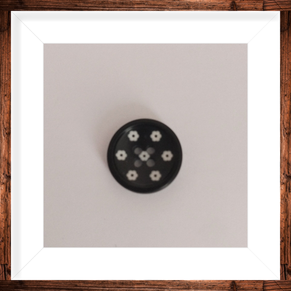 Bouton rond bleu marine a fleurs