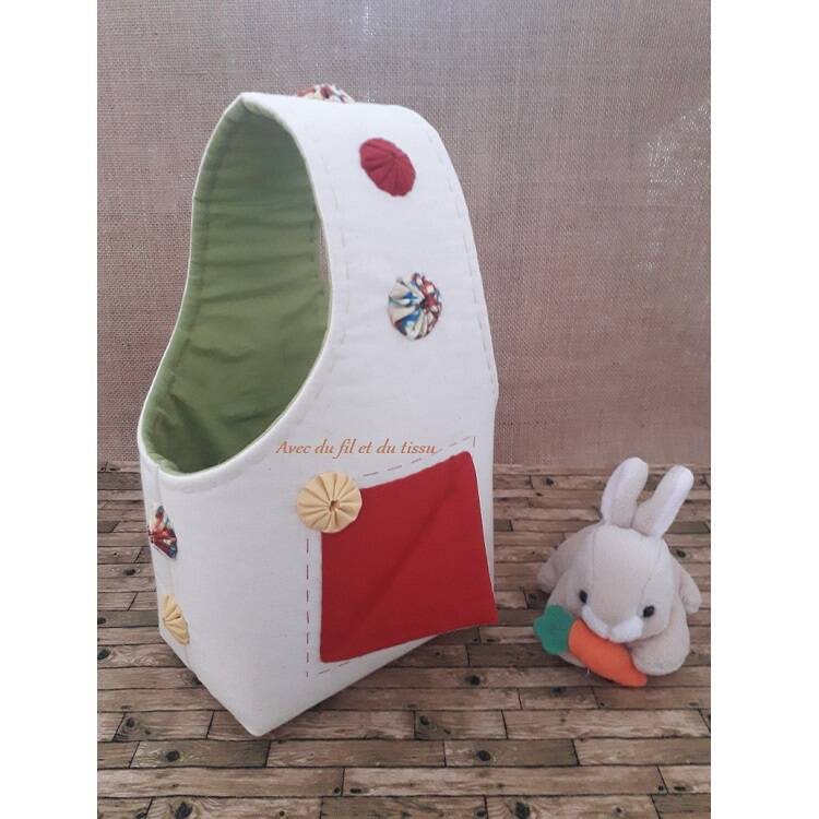 Petit panier en tissu décoré de yo-yos en tissu et d'un carré maqgique en tissu refermé.