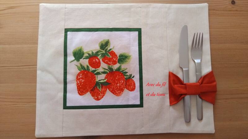 Set de table en tissu motifs fraises avec range-couverts intégré.