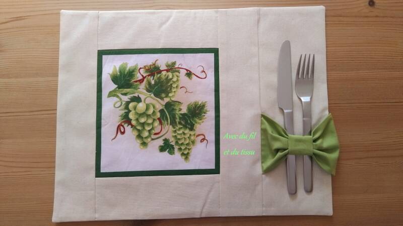 Set de table en tissu motif raisin avec range-couverts.