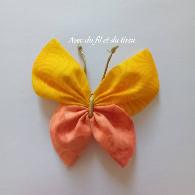 Dernière étape du tuto d'un papillon en tissu.